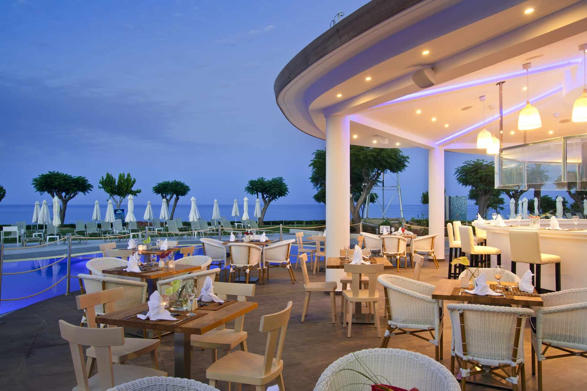 Pernera Beach Hotel-Restoran pored bazena.jpg