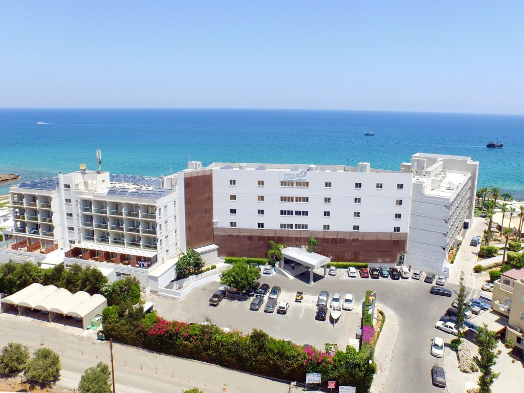 Pernera Beach Hotel-Zgrada hotela.jpeg
