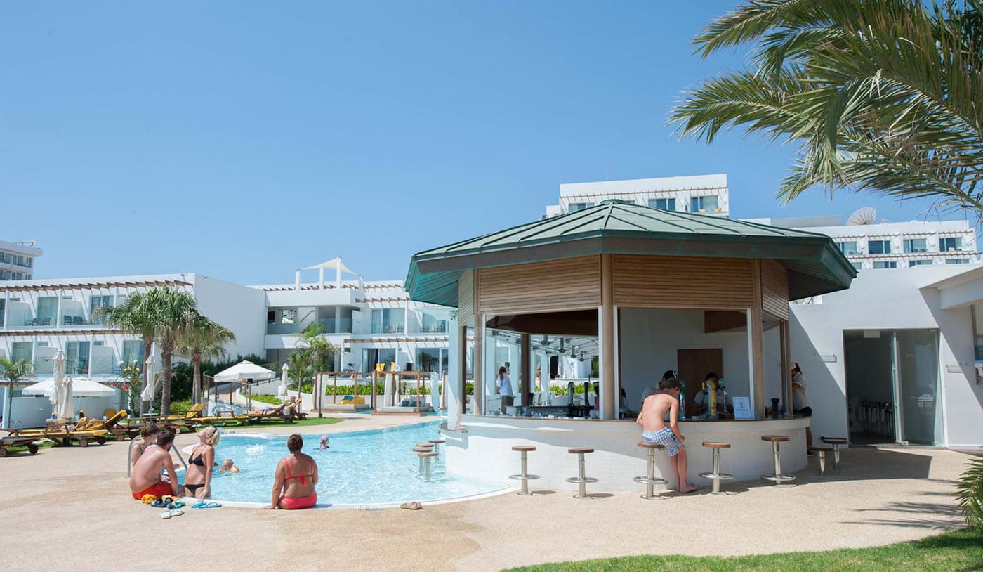 Sunrise Pearl Hotel & Spa-Bar pored bazena.jpg