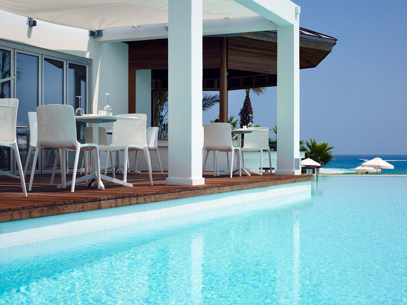 Sunrise Pearl Hotel & Spa-Restoran pored bazena.jpg