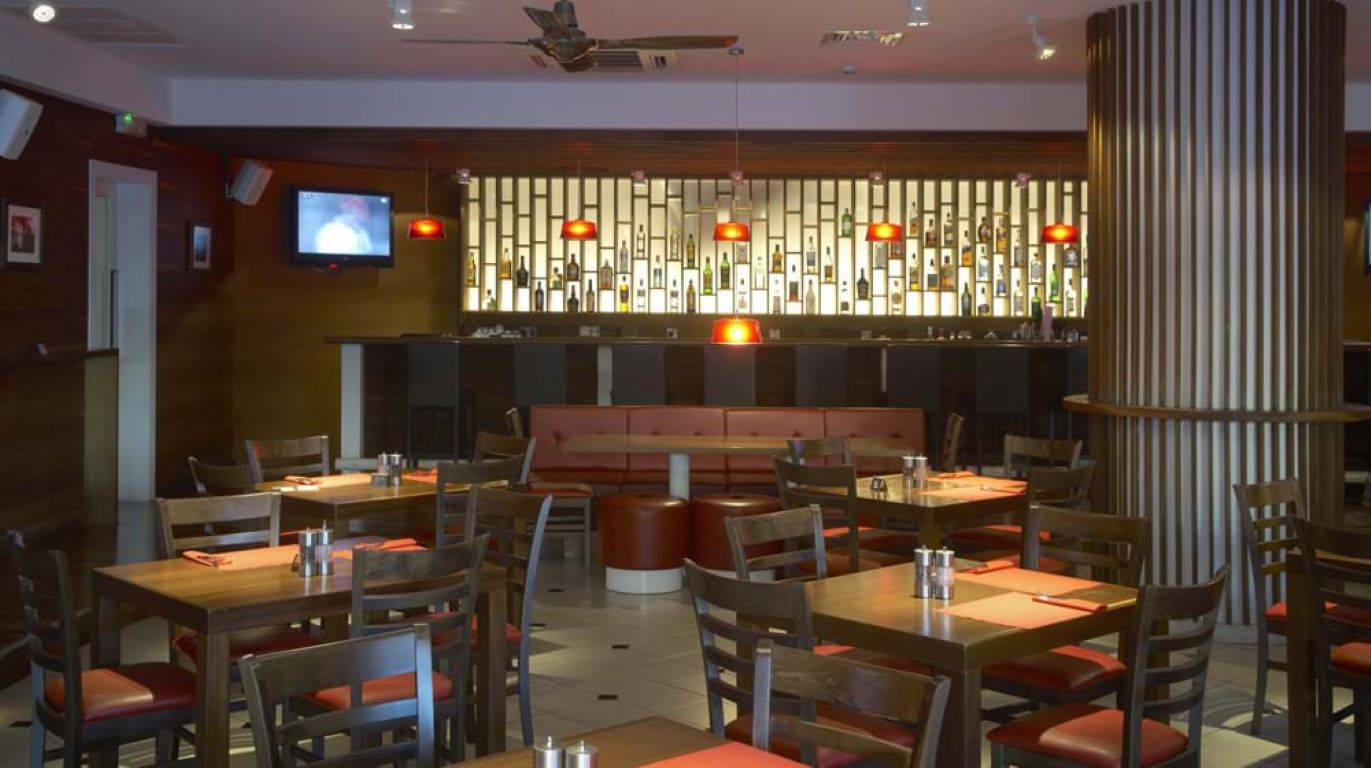 Sunrise Pearl Hotel & Spa-Sportski bar.jpg