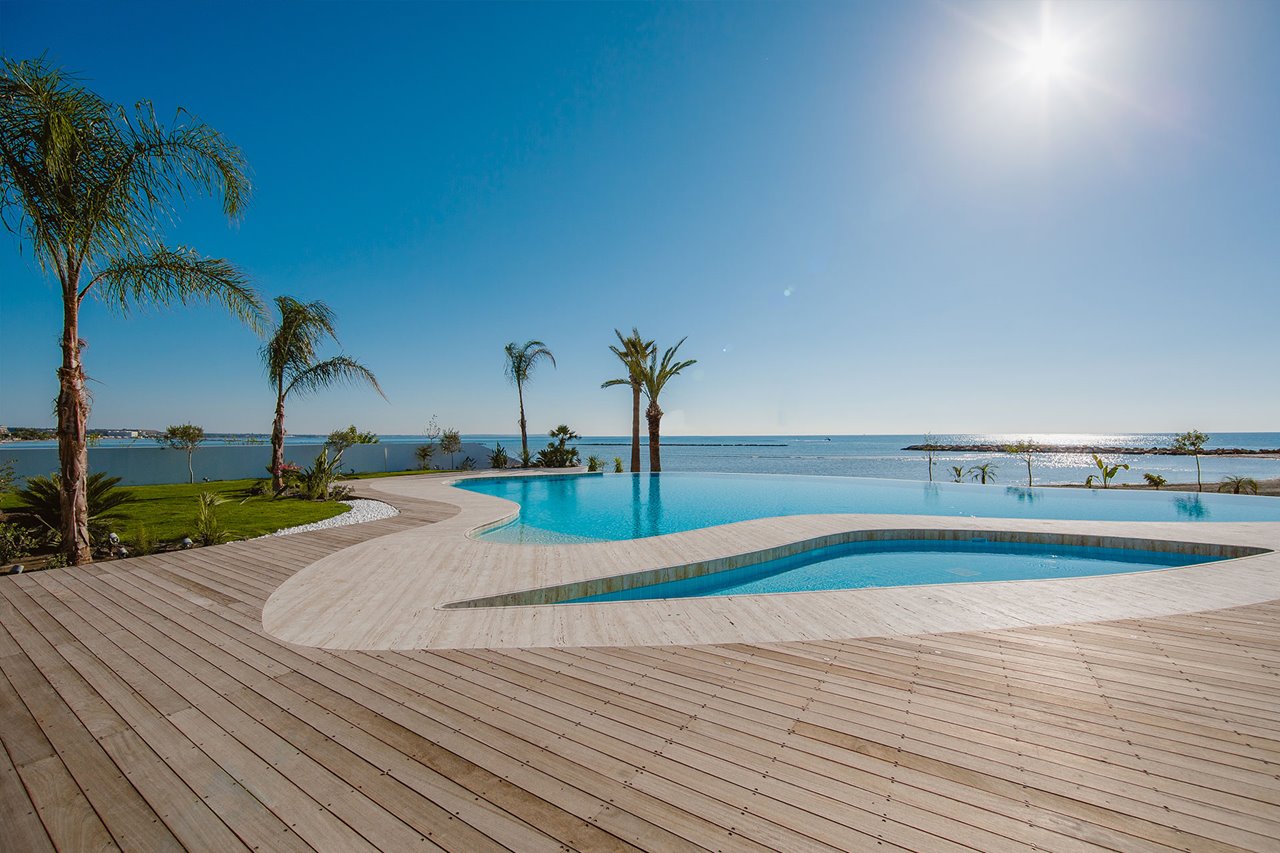 Lebay Beach Hotel-Bazen.jpg