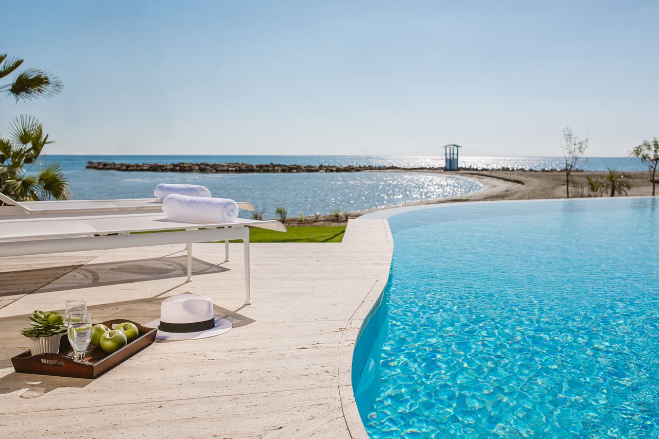 Lebay Beach Hotel-Oblast oko bazena.jpg