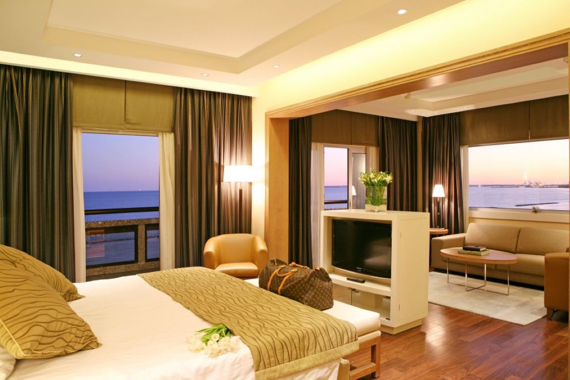 Crowne Plaza Limassol-Olympian Executive suite.jpg
