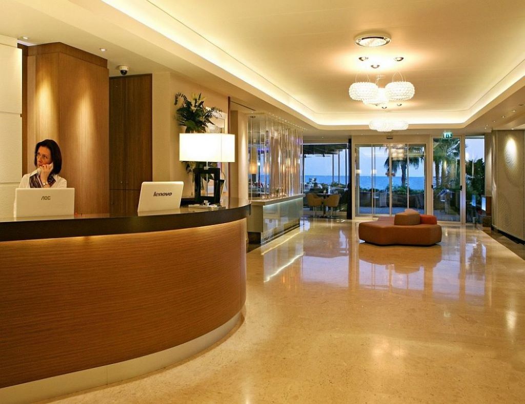 Crowne Plaza Limassol-Recepcija.jpg