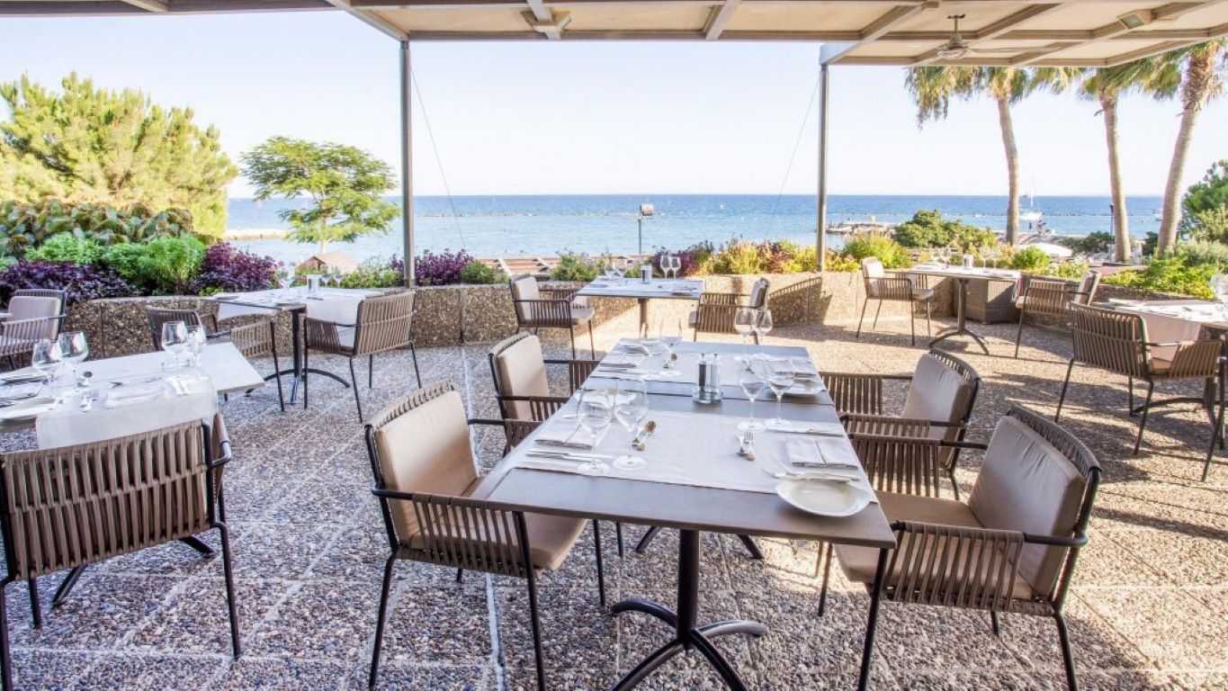 Crowne Plaza Limassol-Terasa bara.jpg