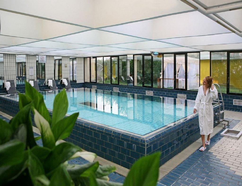 Crowne Plaza Limassol-Unutrasnji bazen.jpg