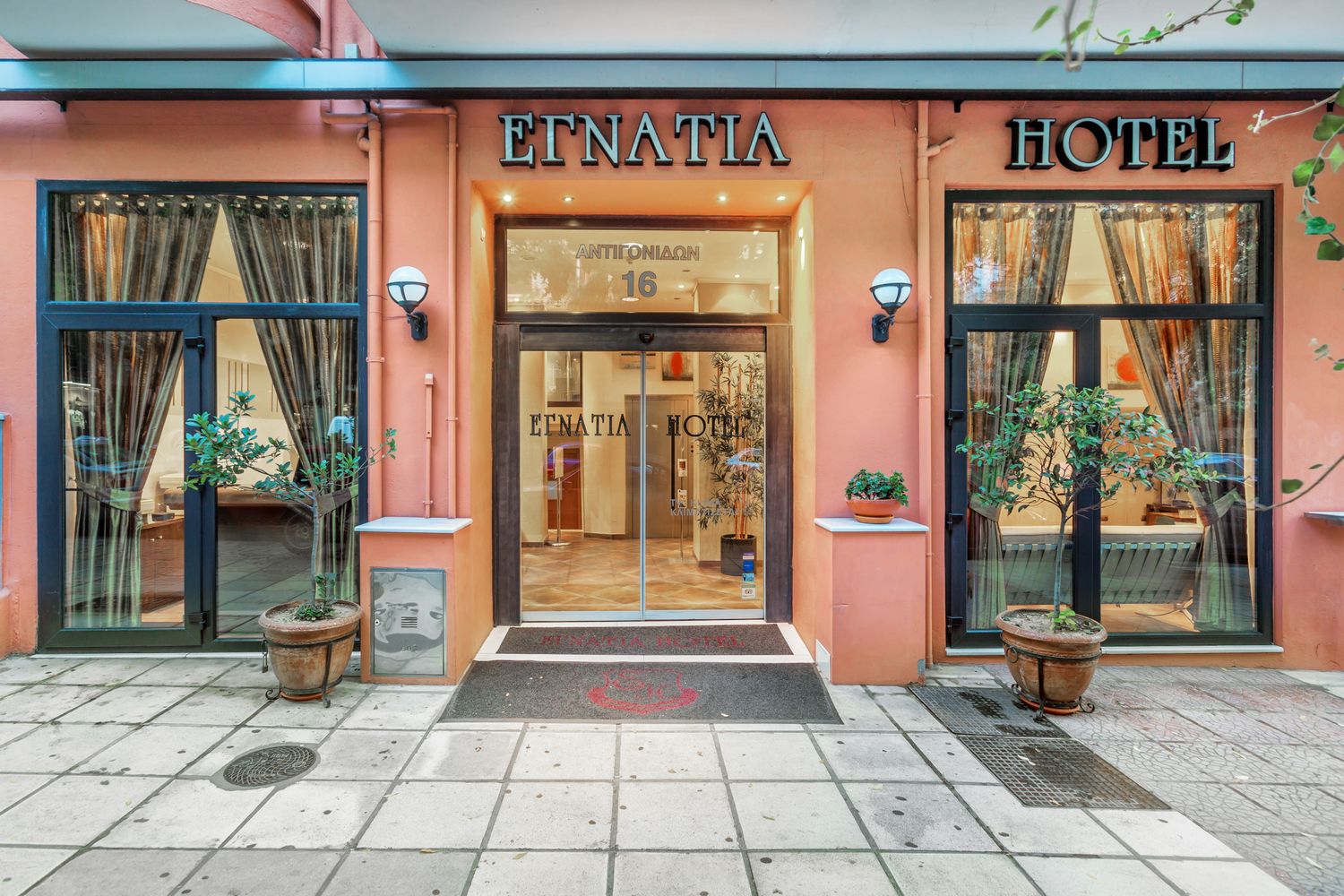 Egnatia Hotel-Ulaz u hotel.jpg