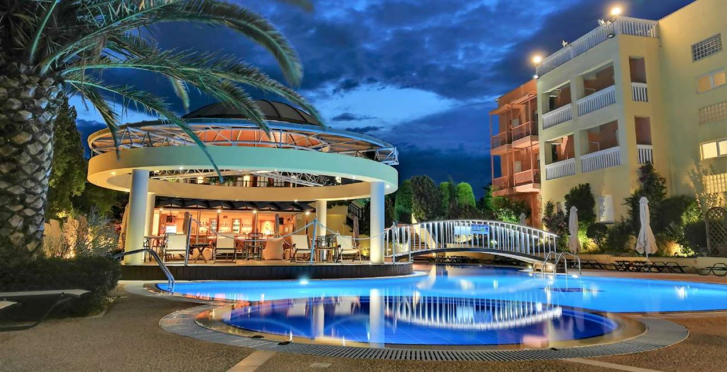 Ambassador Hotel-Bar pored bazena.jpg