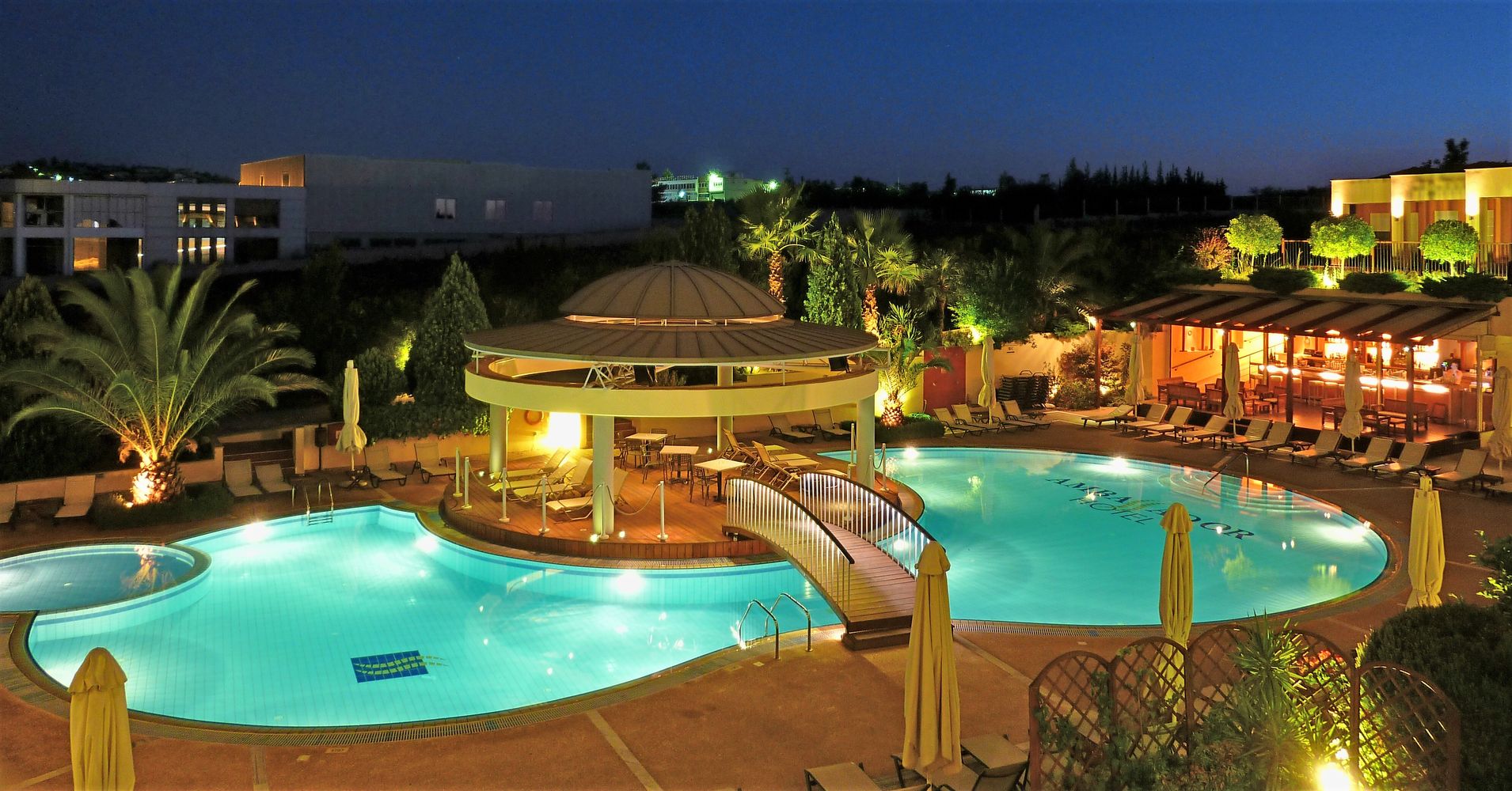 Ambassador Hotel-Bazen nocu.jpg