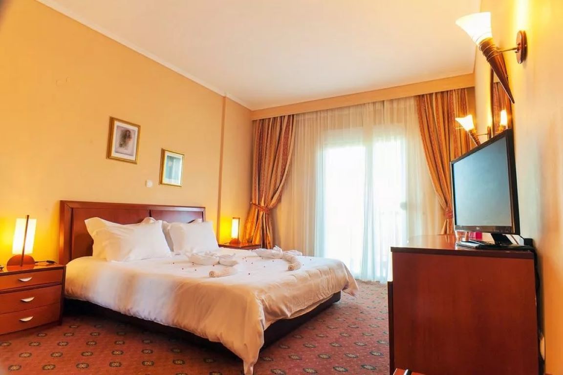 Ambassador Hotel-Suite.jpg