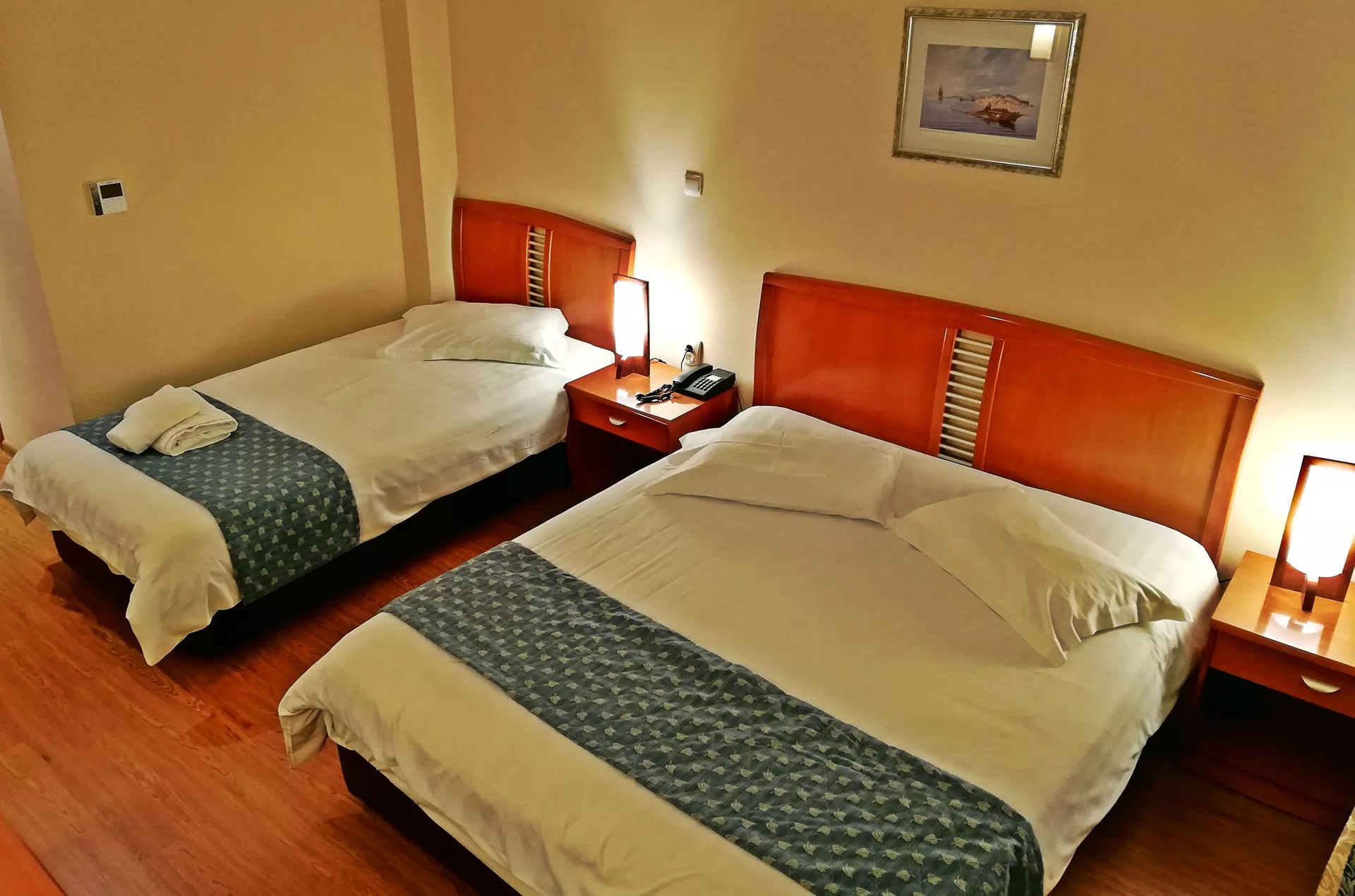 Ambassador Hotel-Trokrevetna soba.jpg