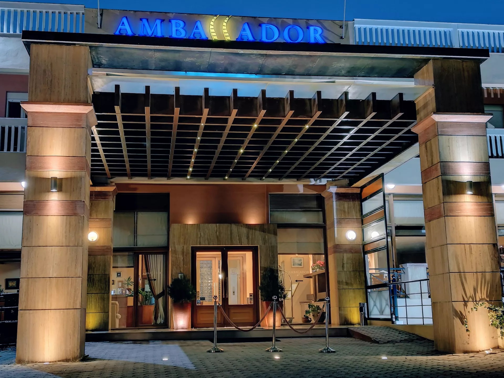 Ambassador Hotel-Ulaz u hotel.jpg