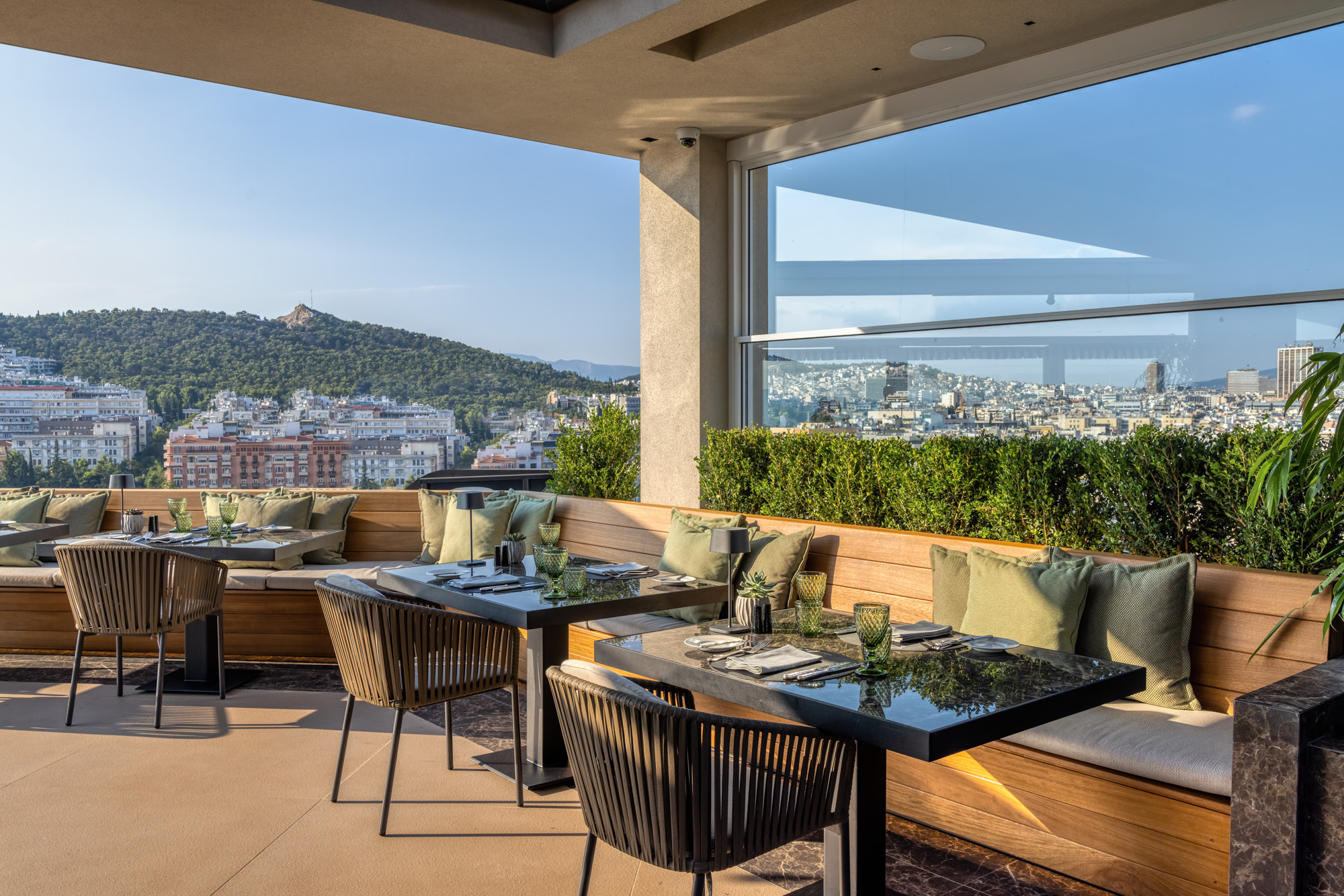Divani Caravel Hotel Athens-Bar na krovu hotela.jpg