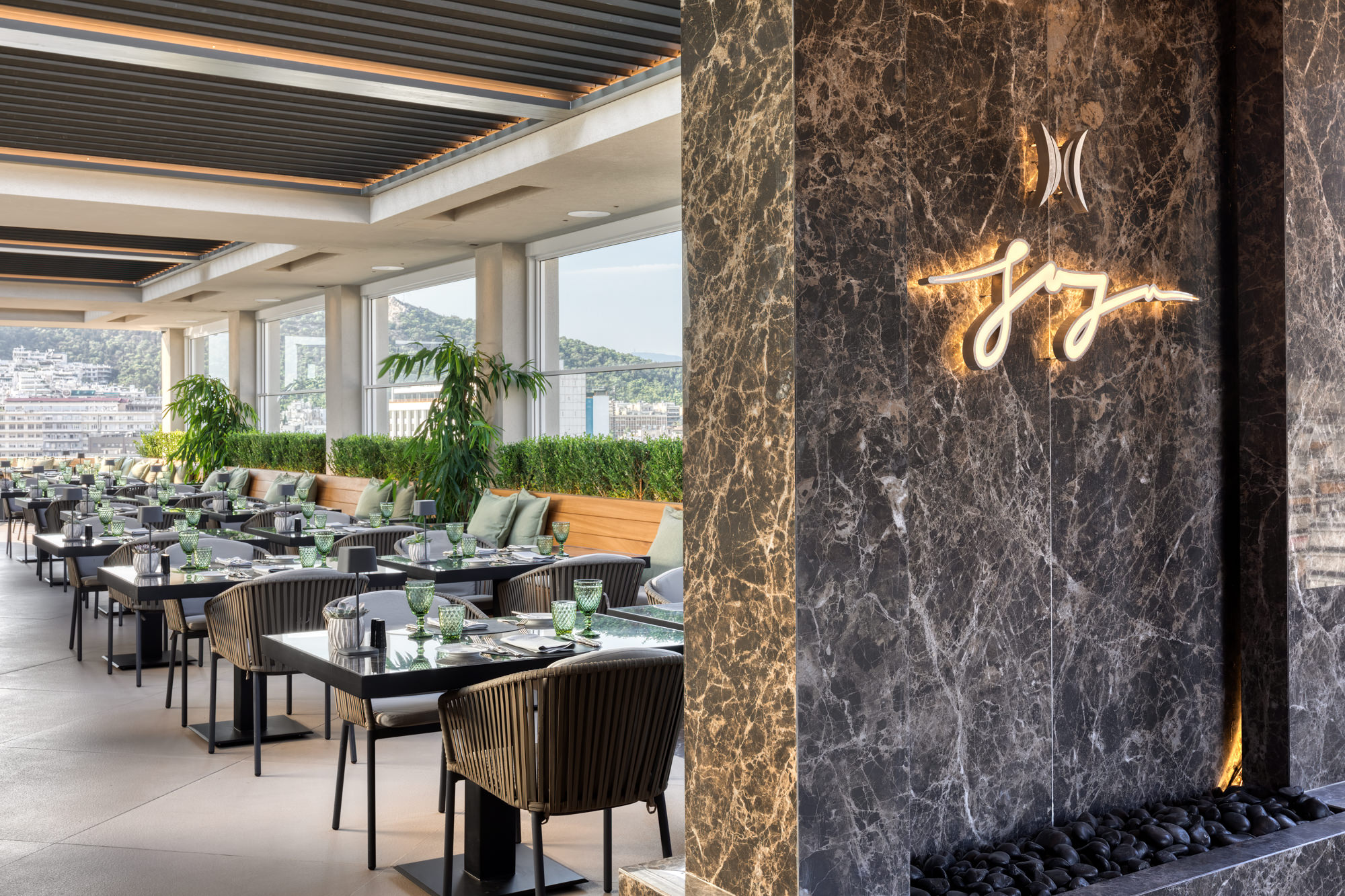 Divani Caravel Hotel Athens-Restoran na krovu hotela.jpg