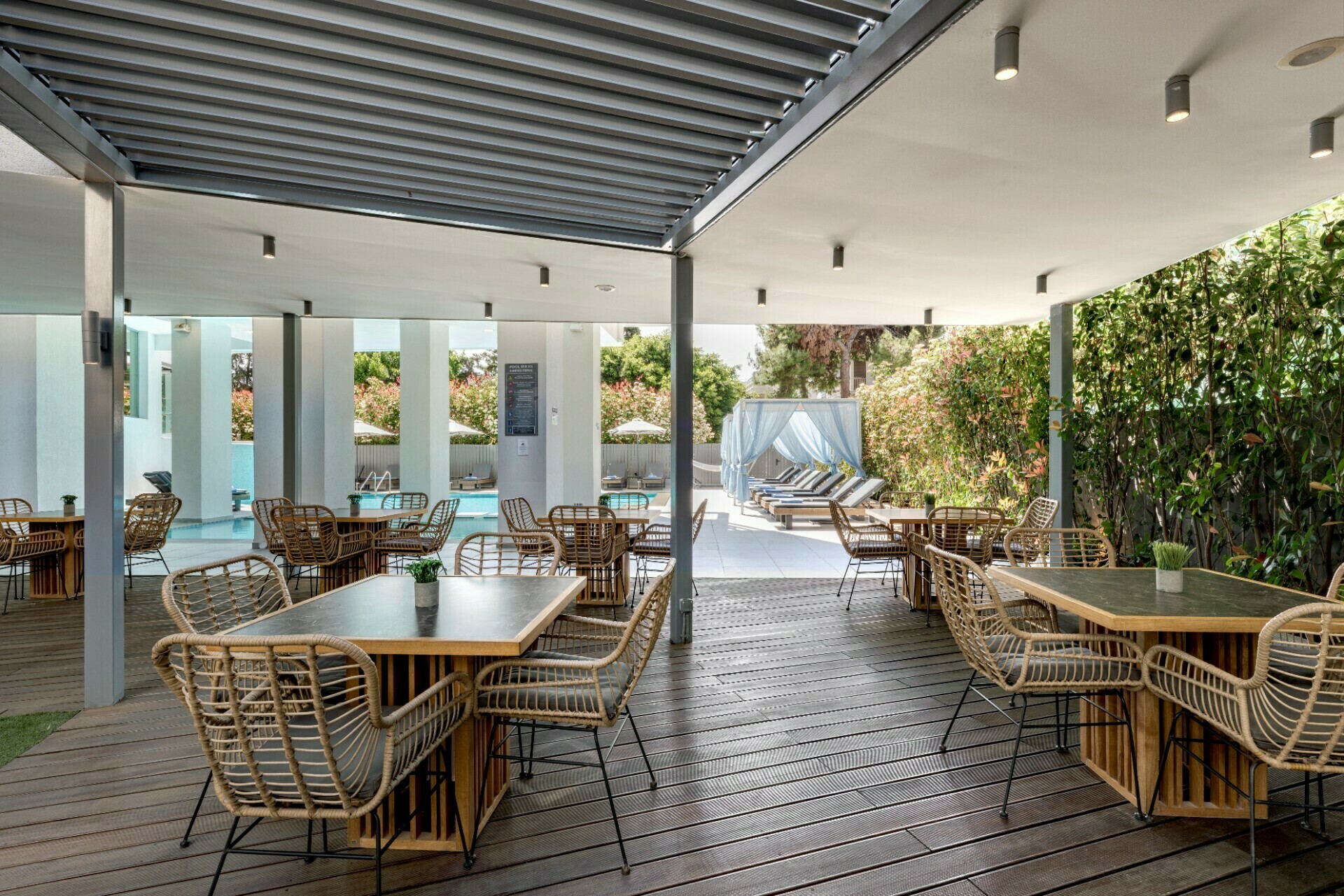 Glyfada Riviera Hotel-Bar pored bazena.jpeg