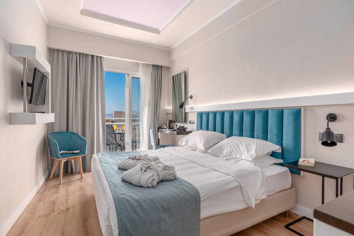 Athens Cypria Hotel-Executive soba pogled Akropolj.jpg
