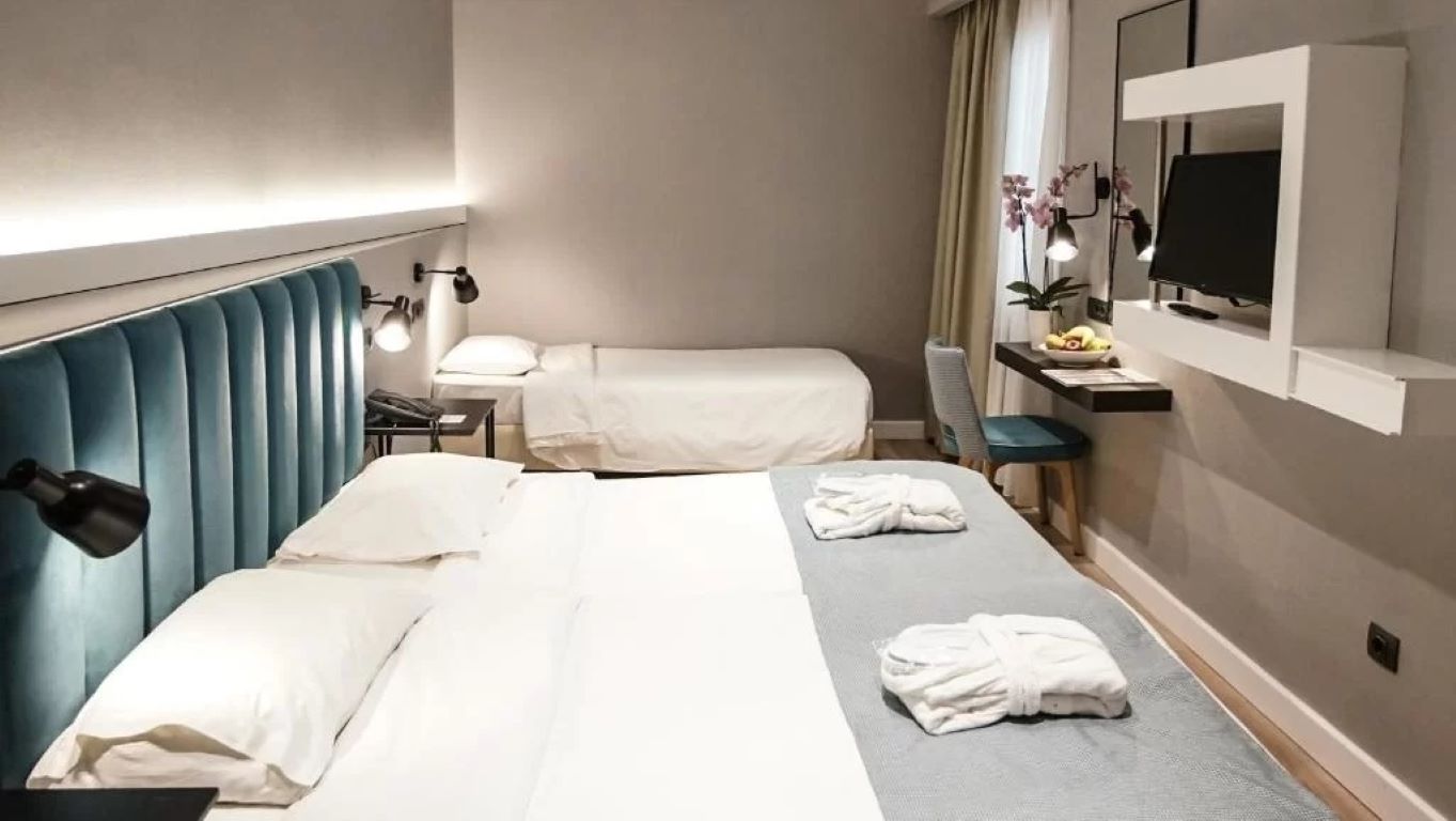 Athens Cypria Hotel-Trokrevetna soba.jpg