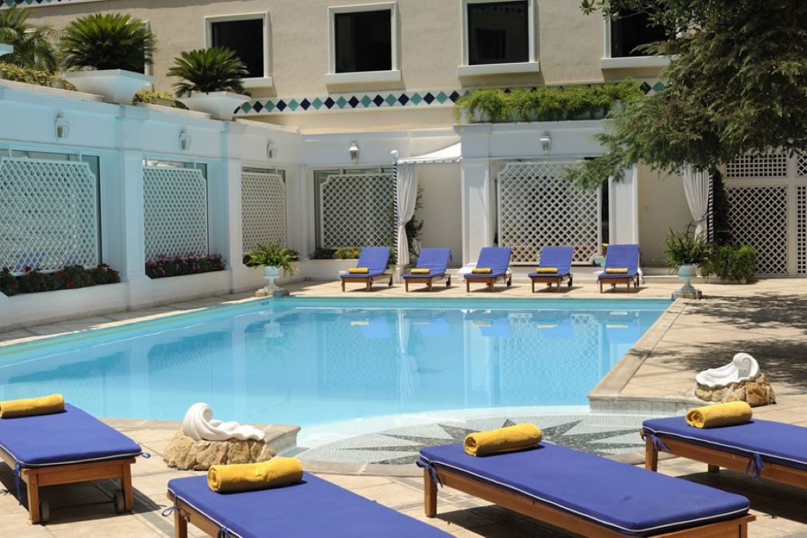 Royal Olympic Hotel Athens-Bazen na otvorenom.jpg