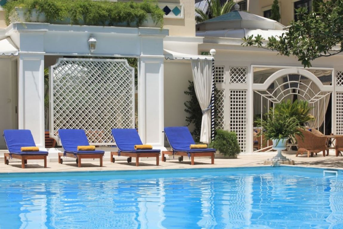 Royal Olympic Hotel Athens-Bazen.jpg