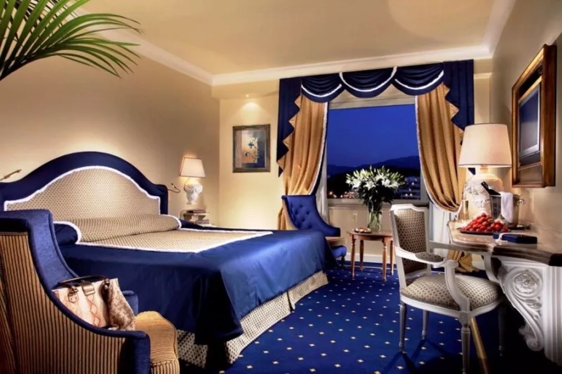 Royal Olympic Hotel Athens-Deluxe soba.jpg