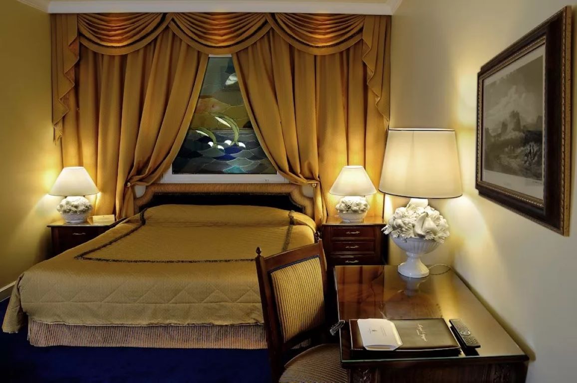 Royal Olympic Hotel Athens-Internal soba.jpg