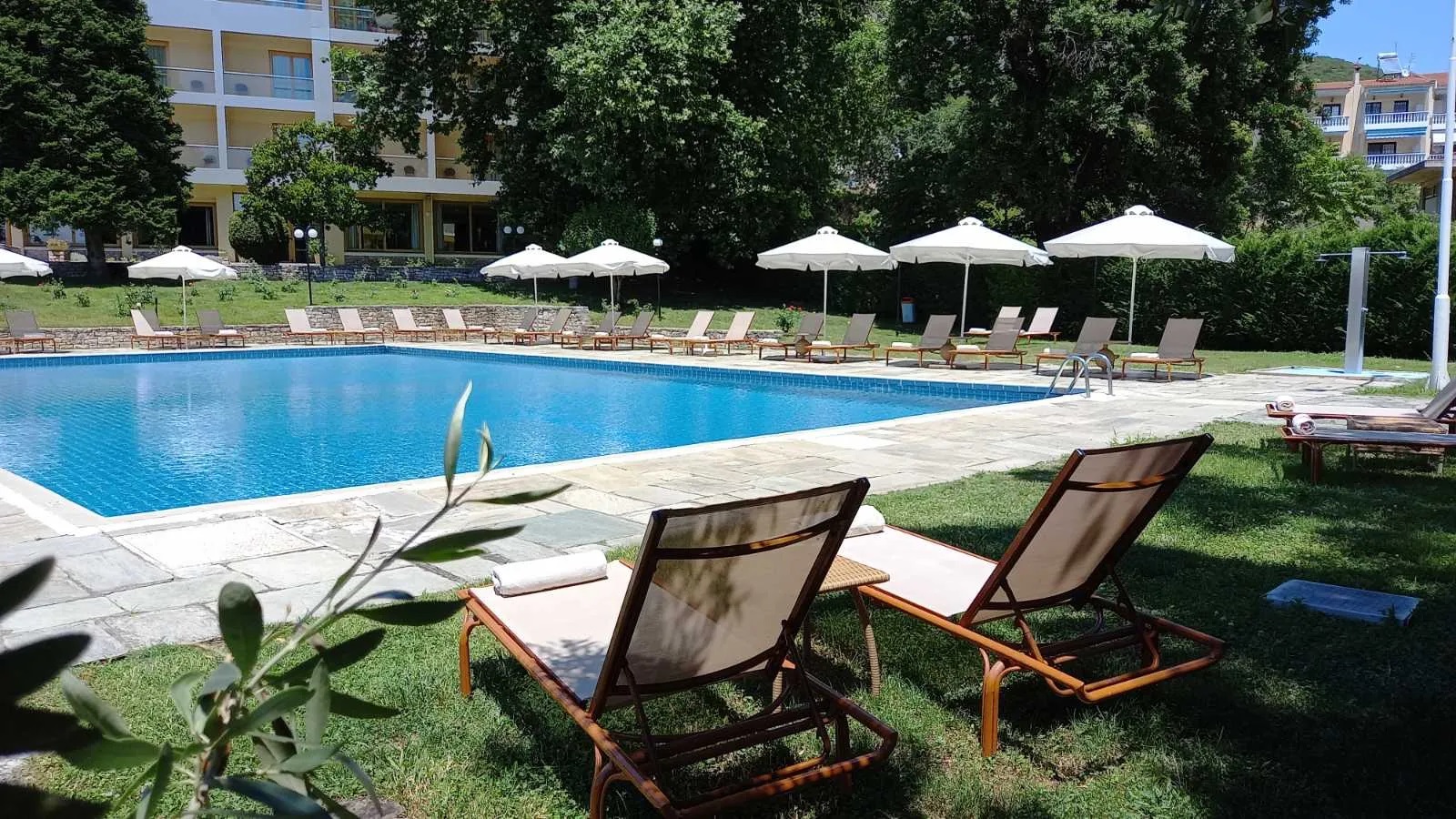 Divani Meteora Hotel-Oblast oko bazena.jpg