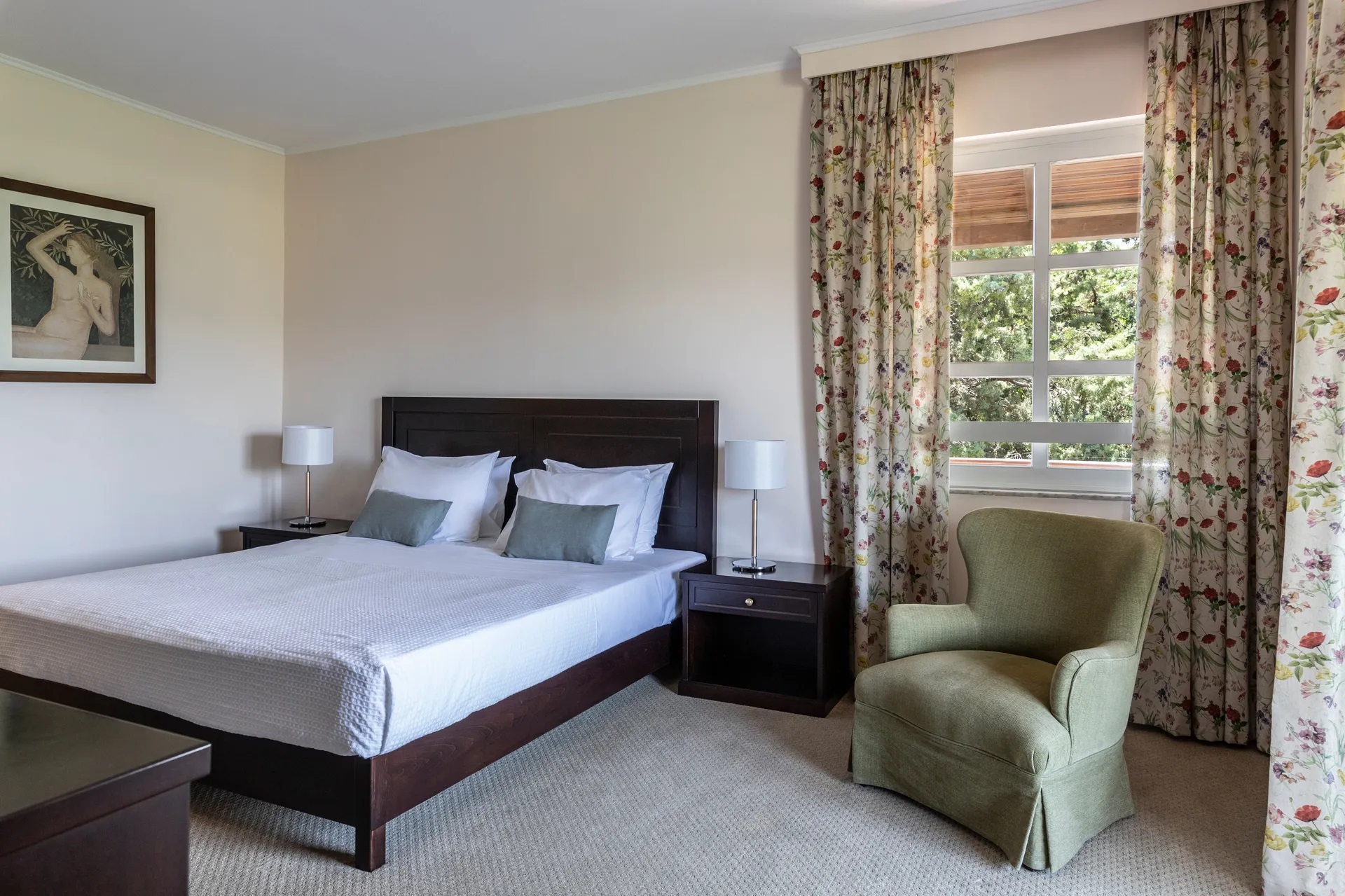 Amalia Hotel Kalambaka-Junior suite spavaca soba.jpg