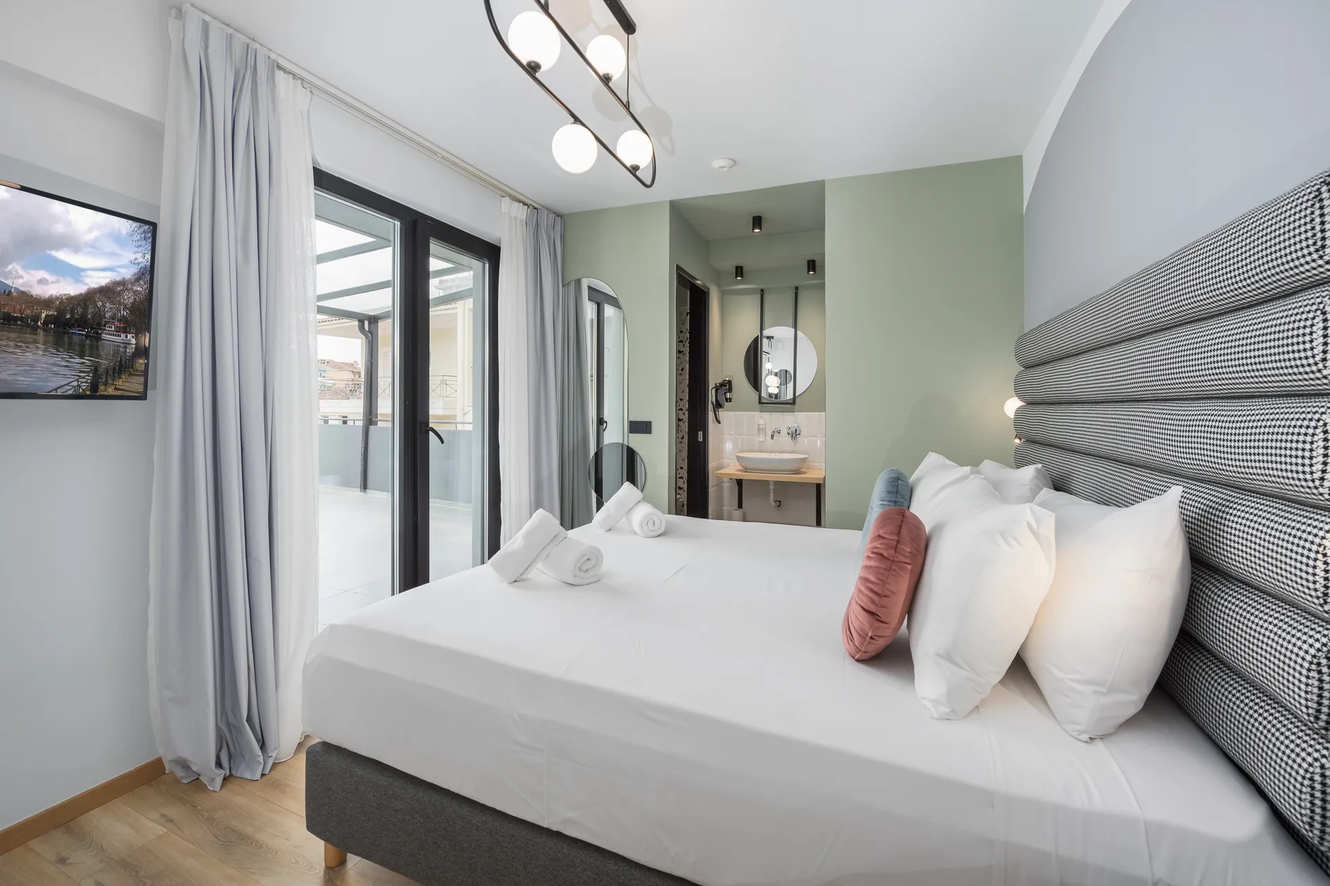 Centro Hotel Ioannina-Penthouse deluxe soba.jpg