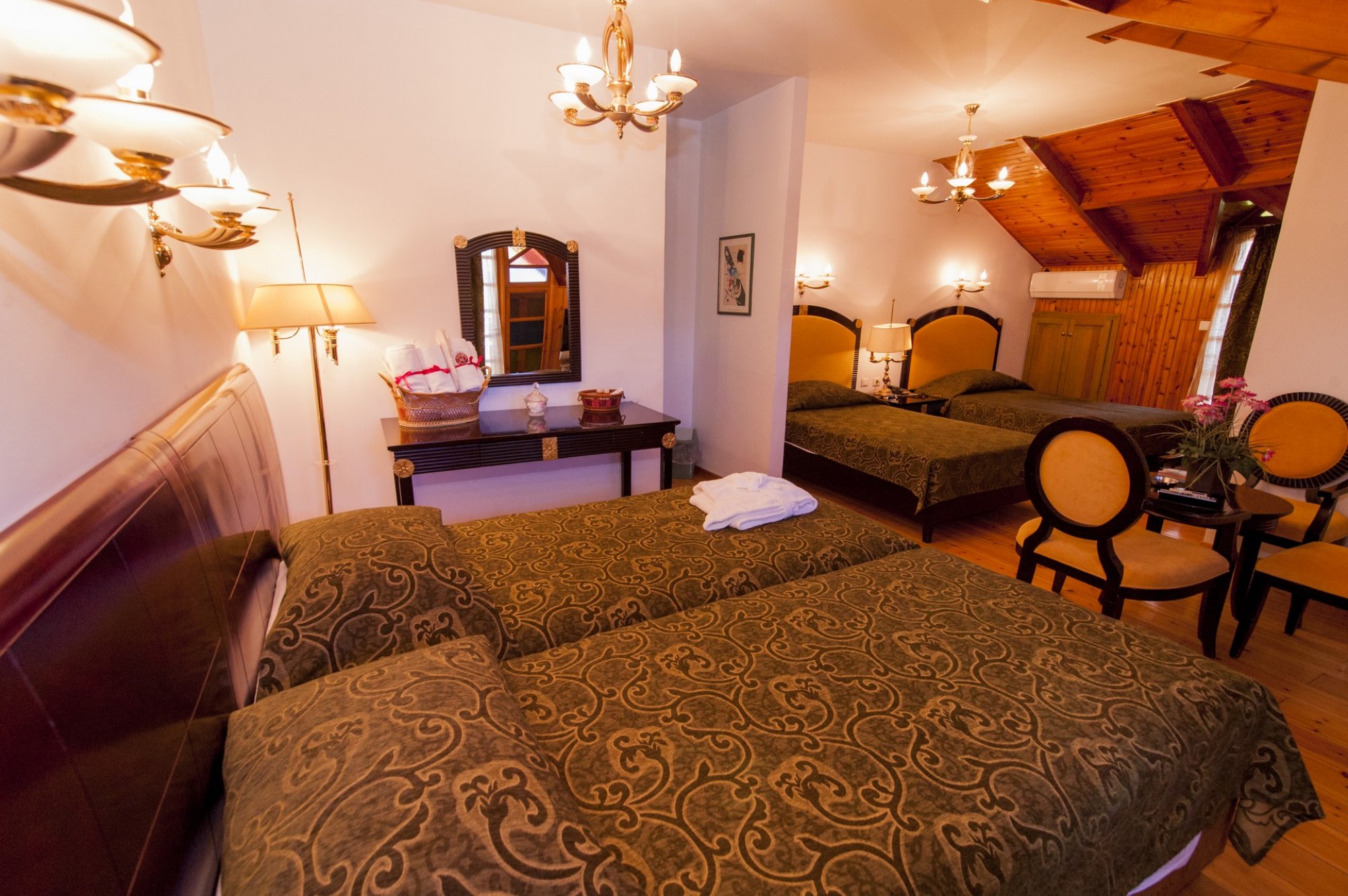 Krikonis Hotel Ioannina-Cetvorokrevetna soba.jpg