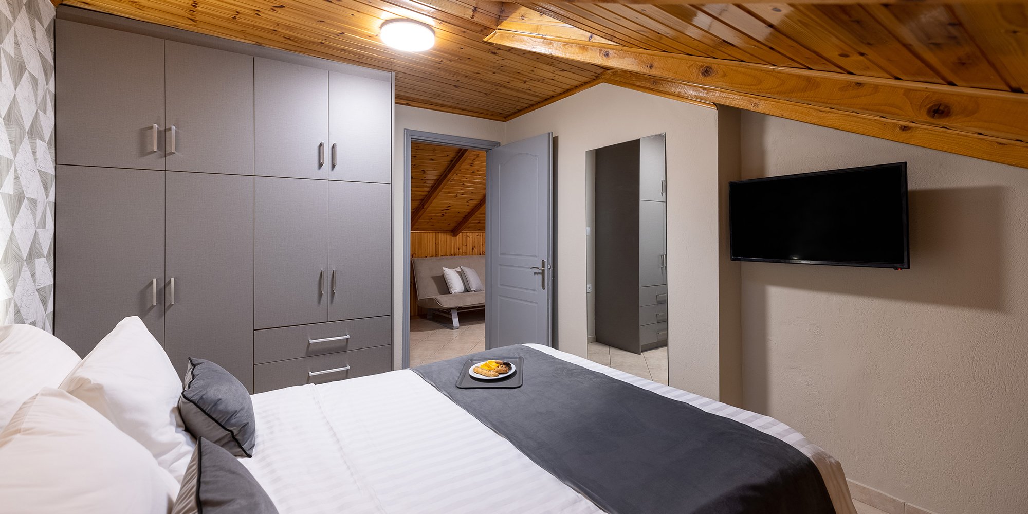 Nantin Hotel Ioannina-Skylight soba potkrovlje.jpg
