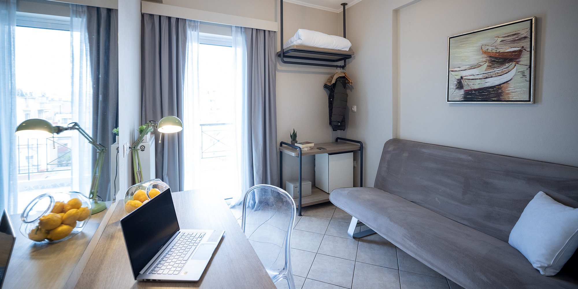 Nantin Hotel Ioannina-Urban standardna soba sofa.jpg