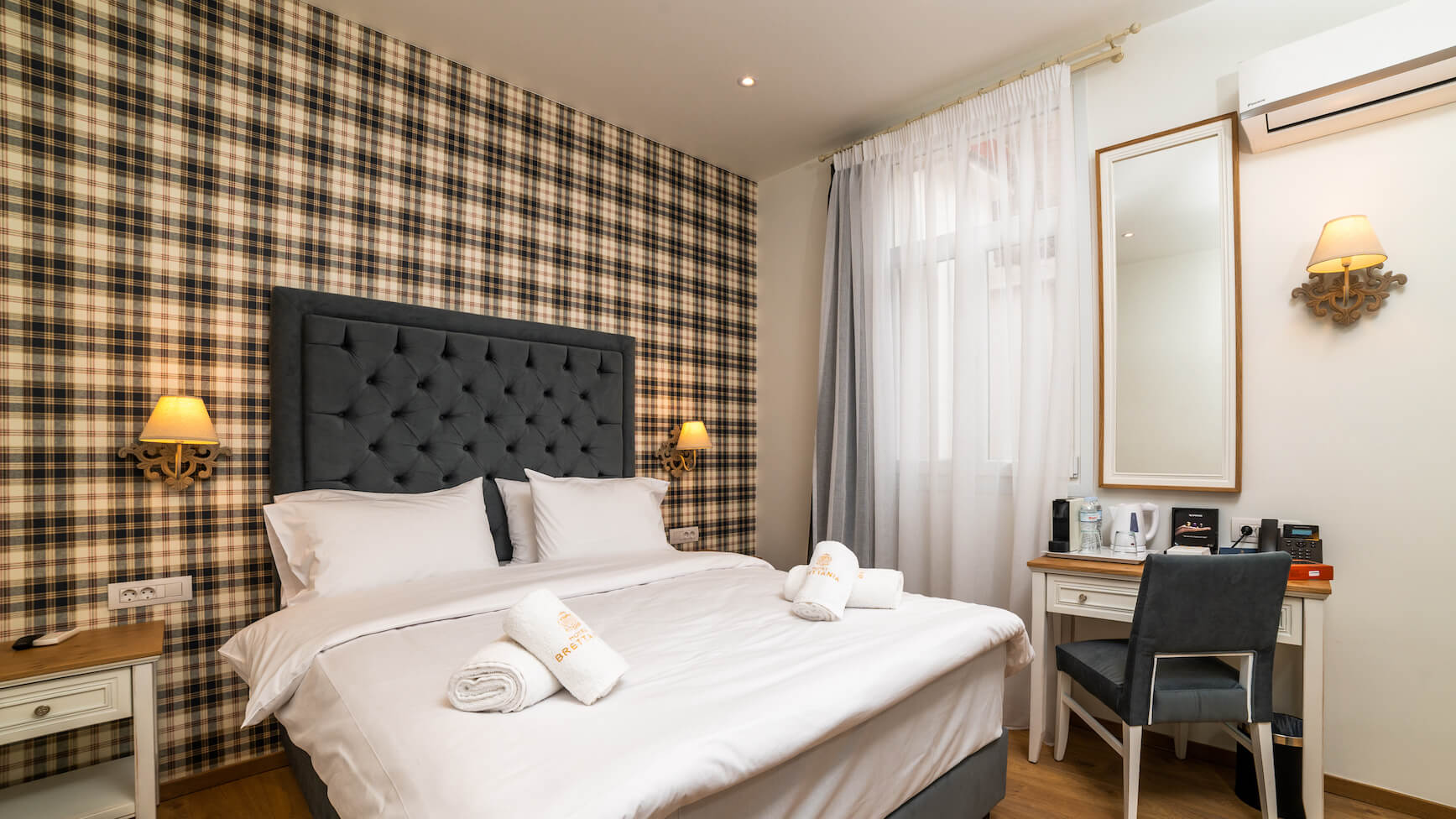 Hotel Brettania-Classic soba sa prozorom.jpg
