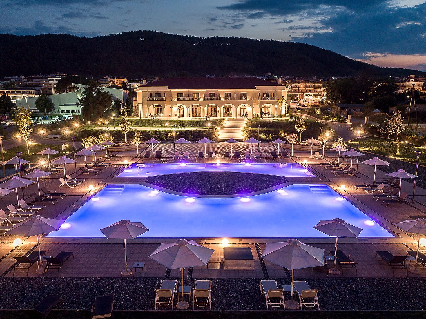 The Lake Hotel Ioannina-Bazen nocu.jpg