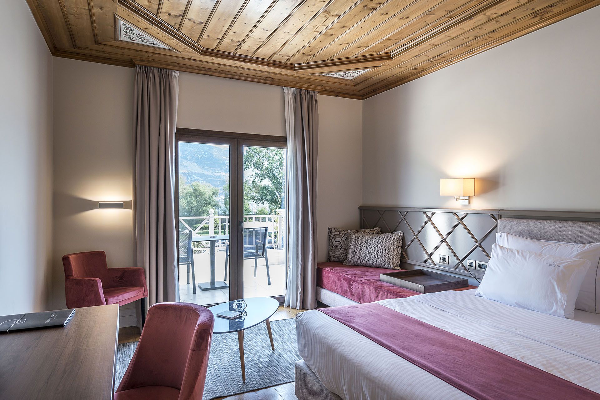 The Lake Hotel Ioannina-Deluxe soba pogled jezero.jpg