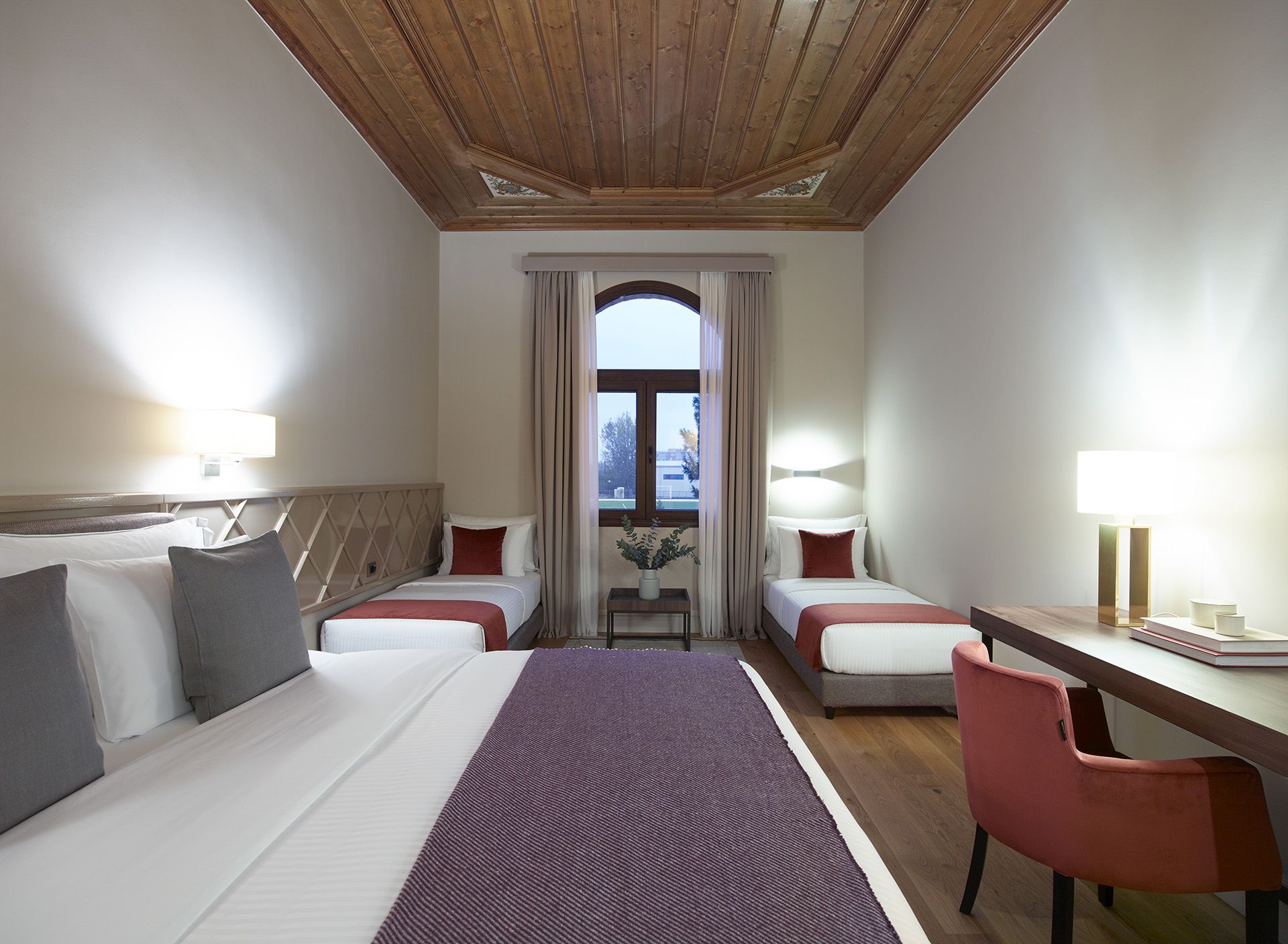 The Lake Hotel Ioannina-Porodicna soba.jpg