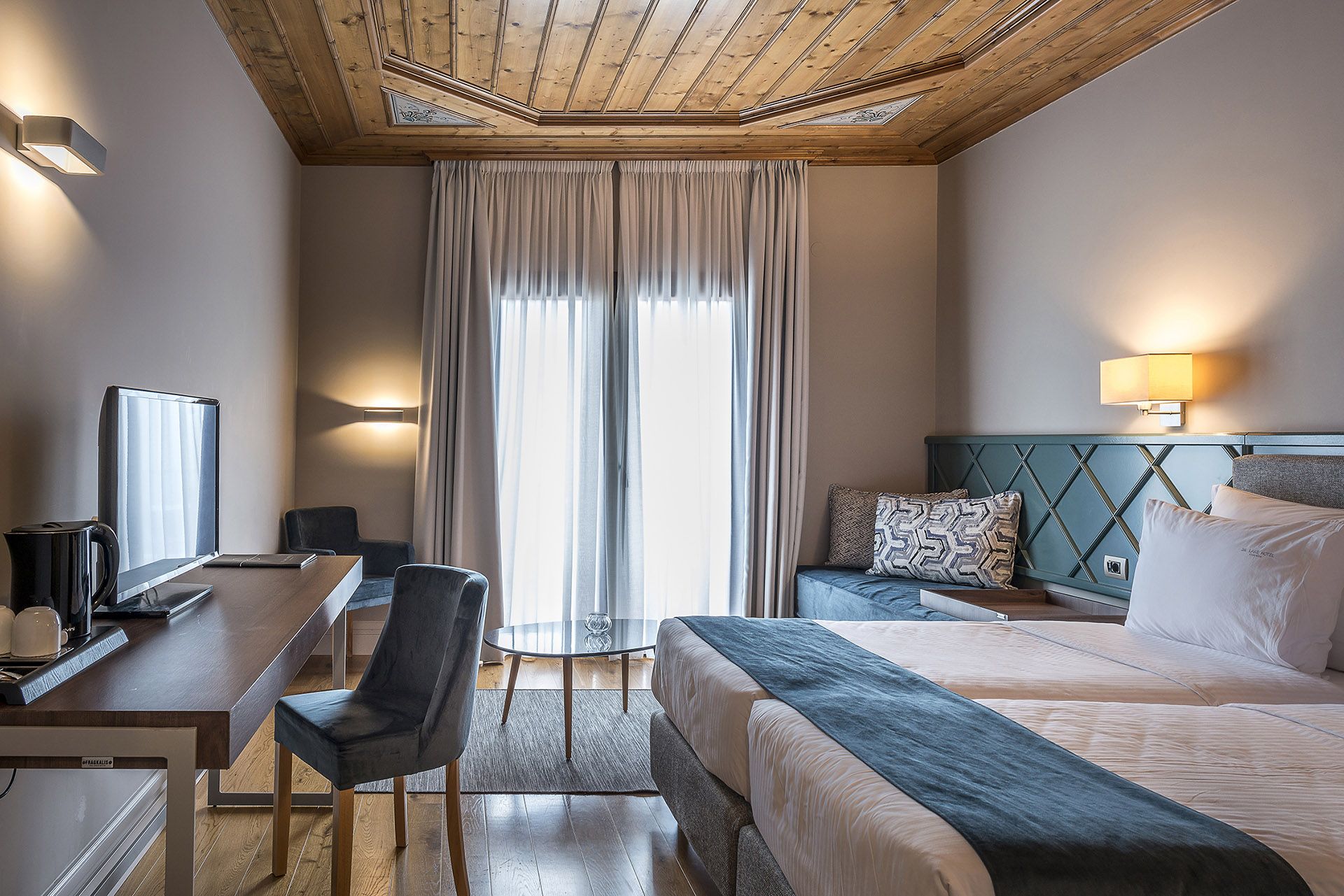 The Lake Hotel Ioannina-Superior soba delimican pogled jezero.jpg