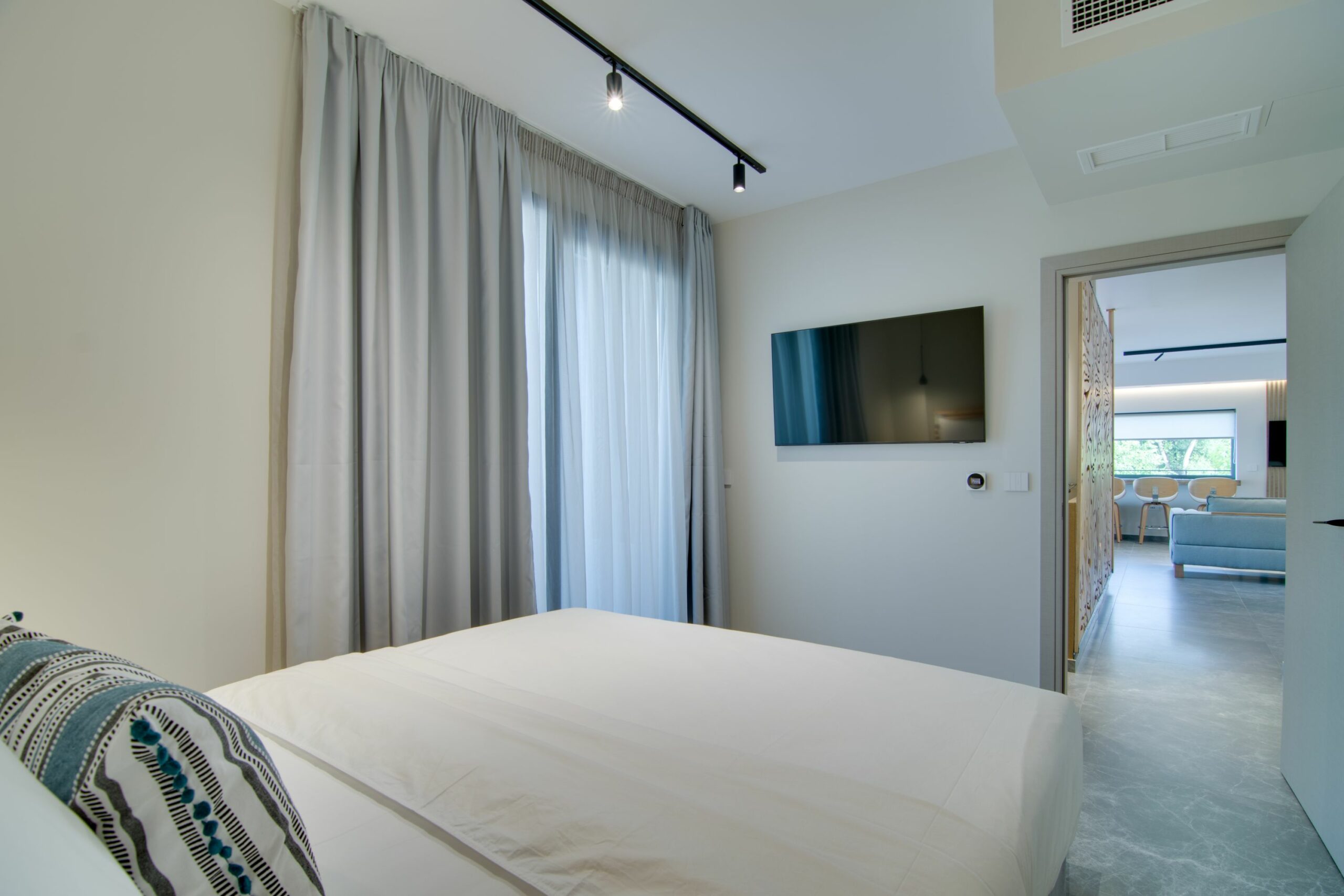 Selin Luxury Residences-Deluxe pogled jezero spavaca soba.jpg