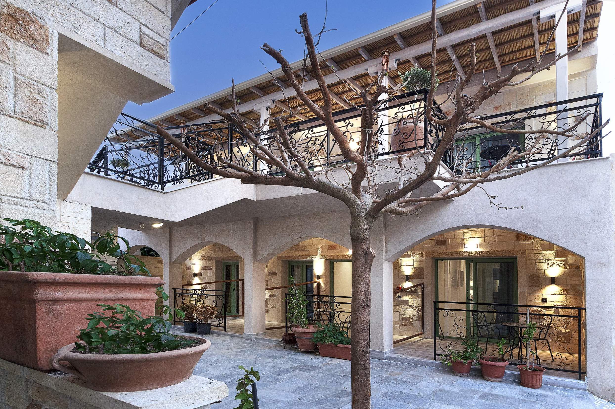 Alkionides Rooms balkon sa unutrašnjim pogledom.jpg