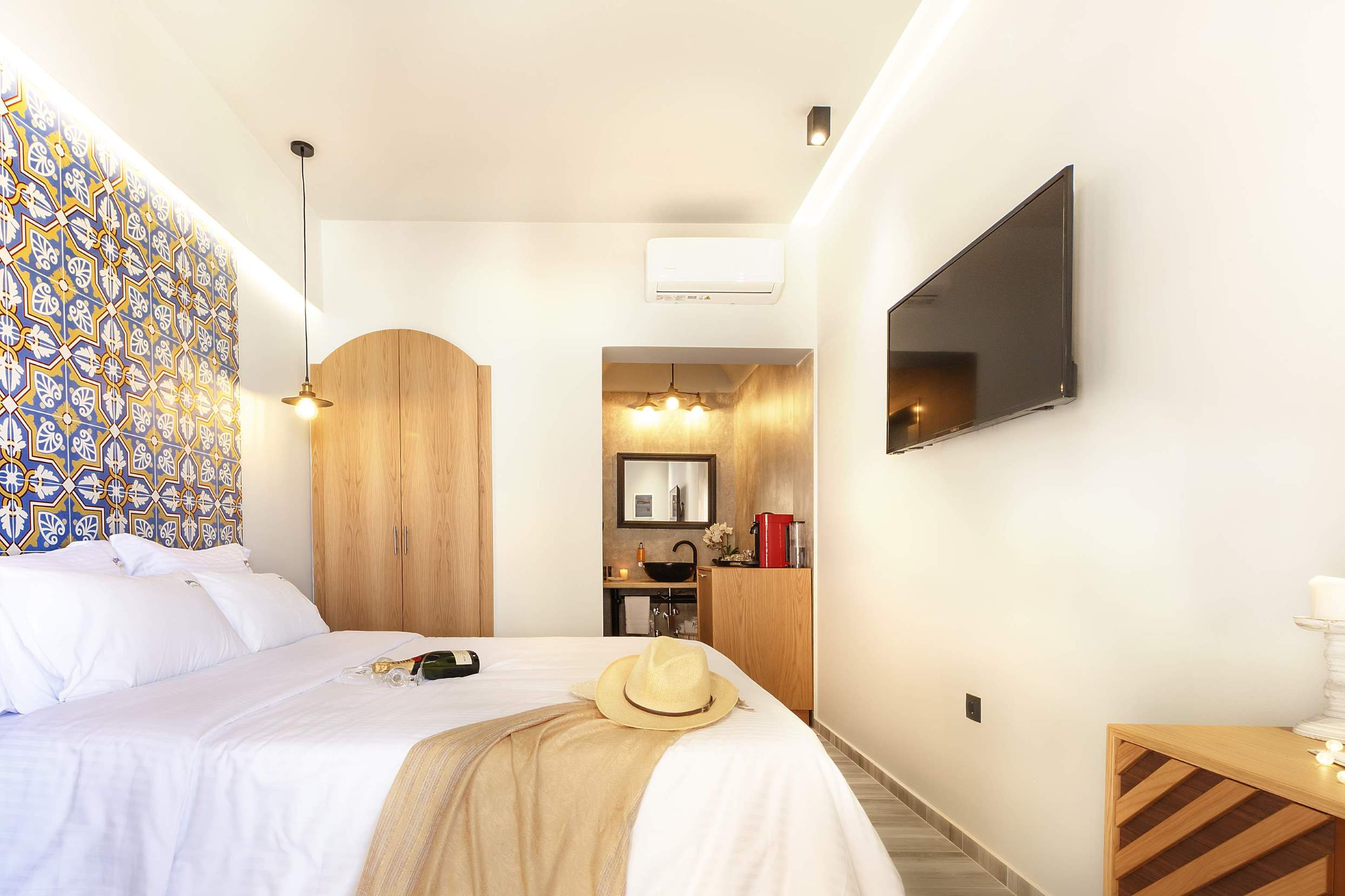 Alkionides Rooms dvokrevetna soba sa unutrašnjim pogledom.jpg