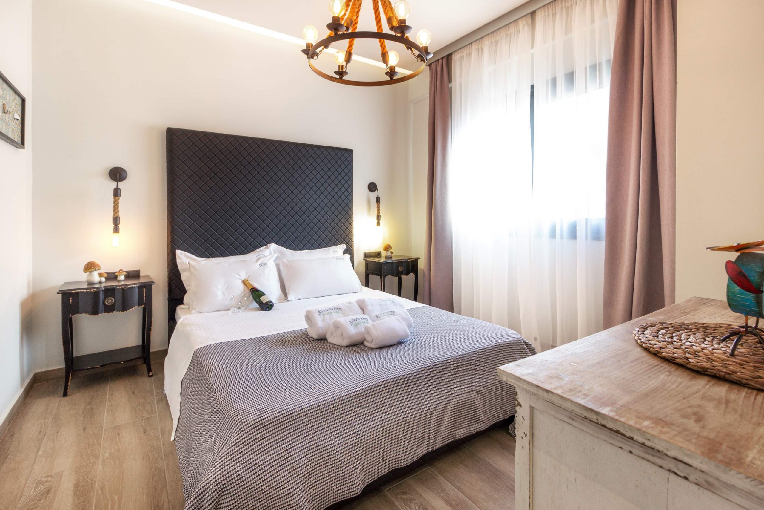 Alkionides Rooms izgled apartmana sa pogledom na grad.jpg