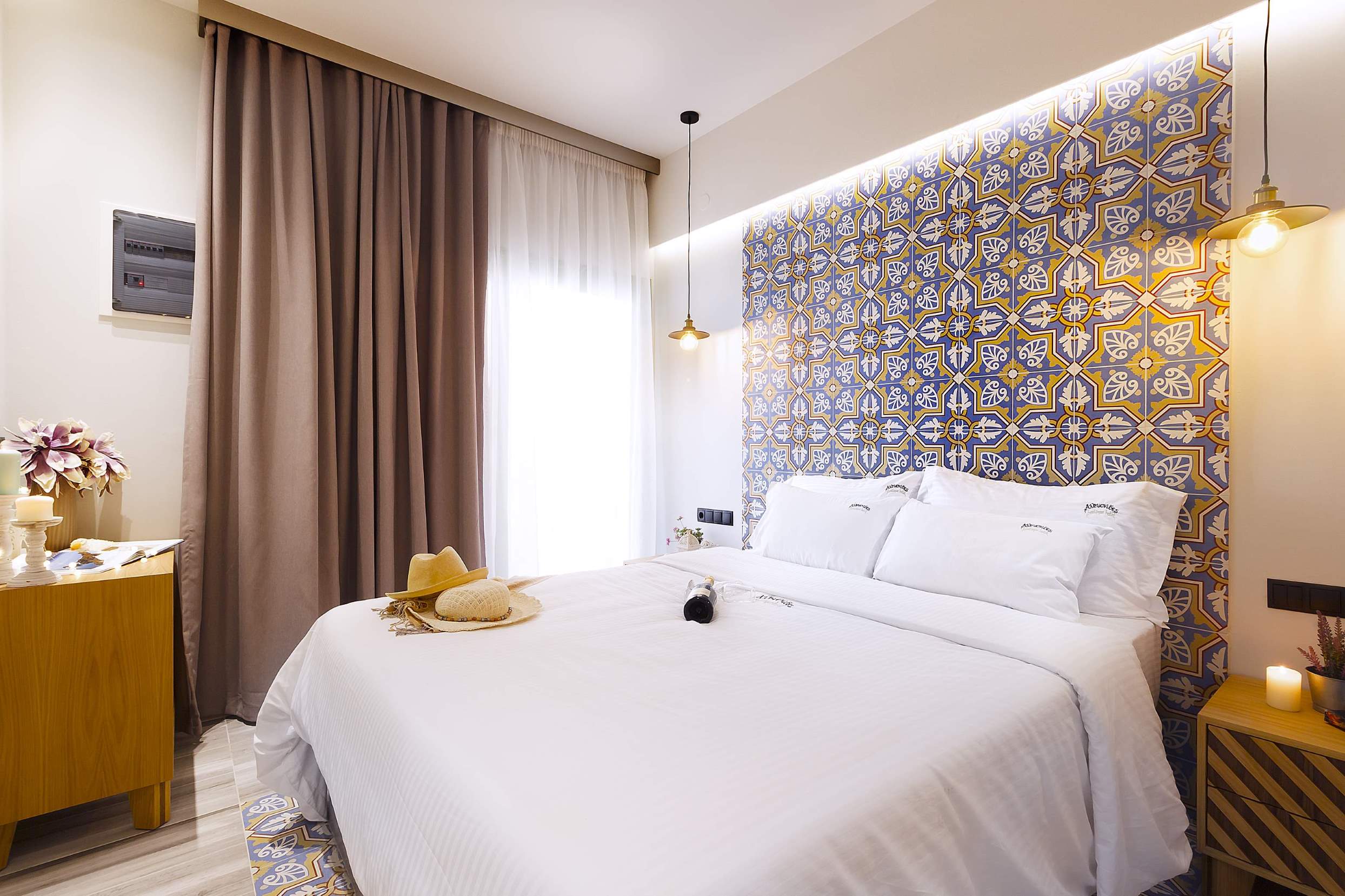 Hotel Alkionides Rooms dvokrevetna soba sa unutrašnjim pogledom.jpg