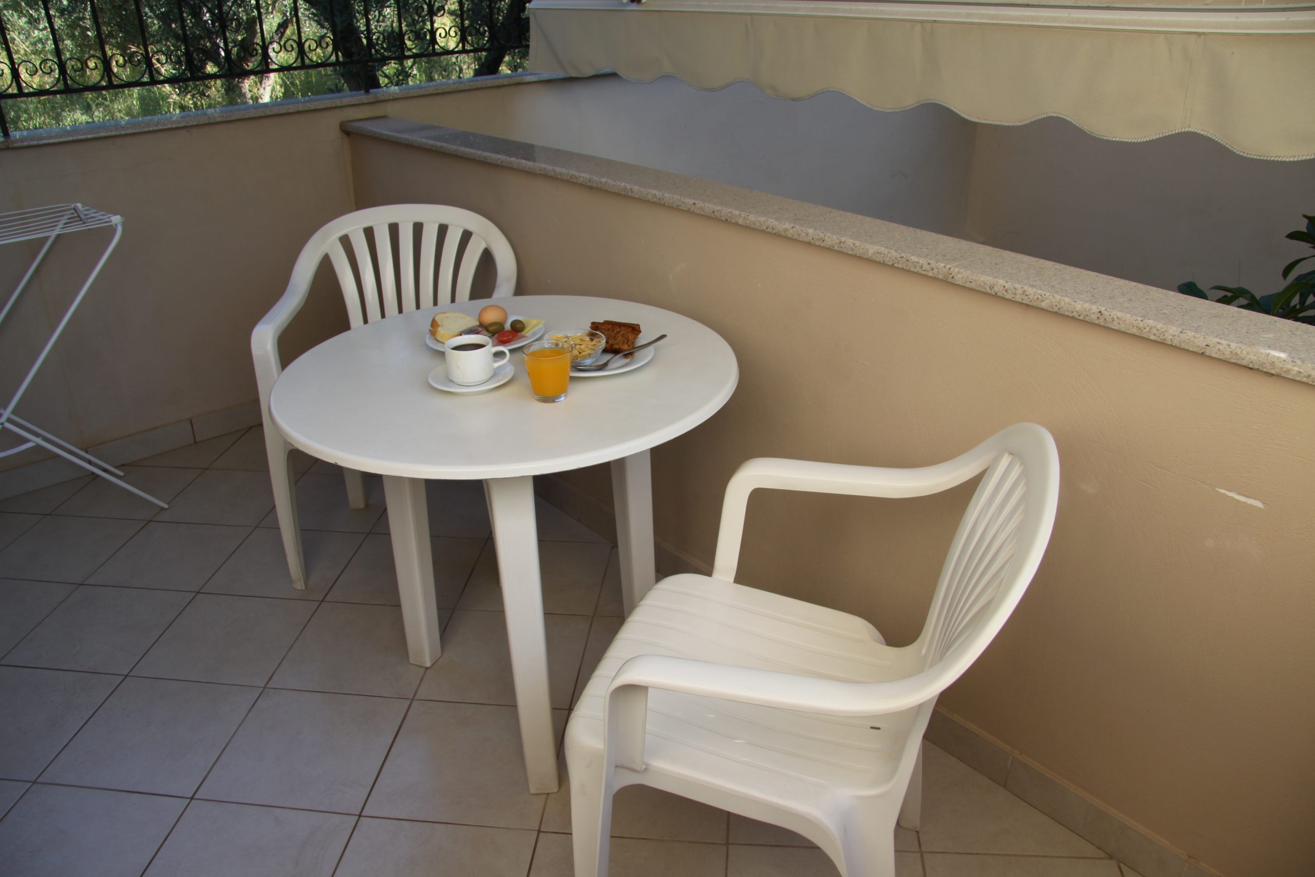 Meliton Inn Hotel & Suites balkon.jpg