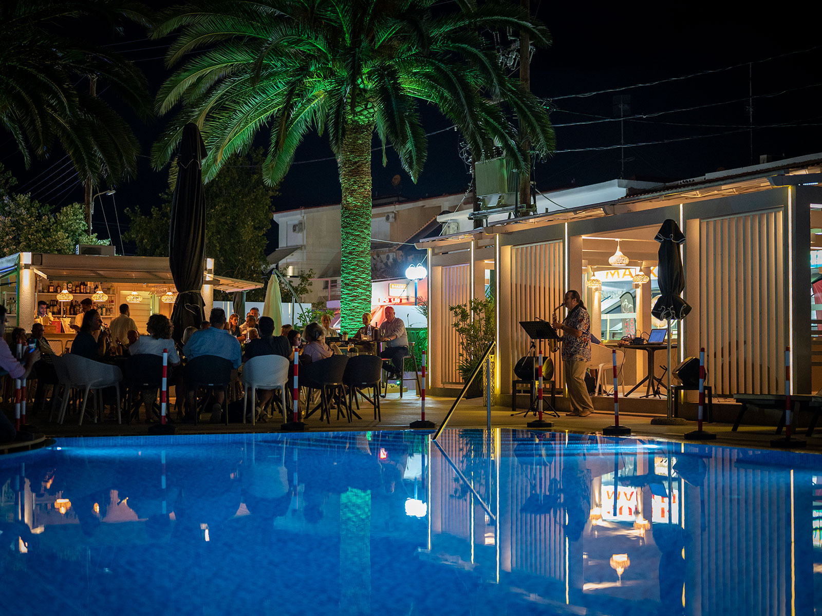 Dionysos Hotels & Studios bar pored bazena.jpg