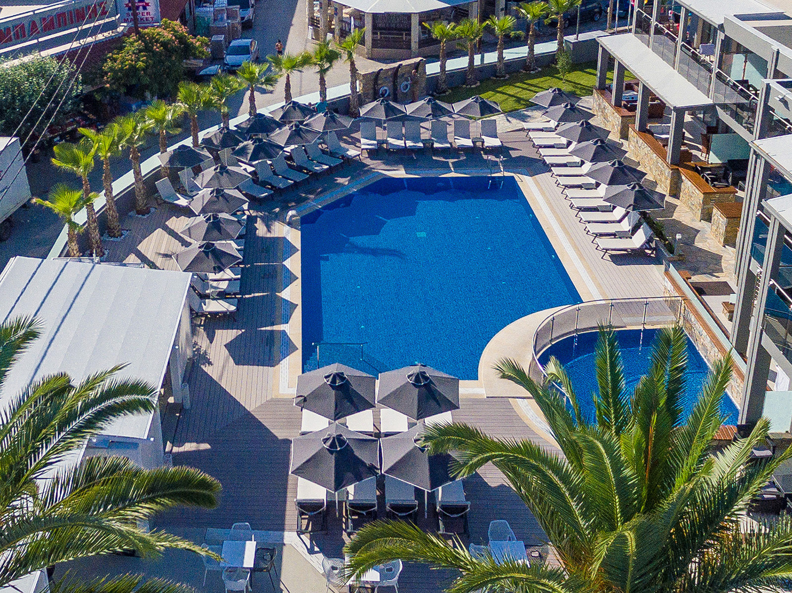Dionysos Hotels & Studios bazeni.jpg