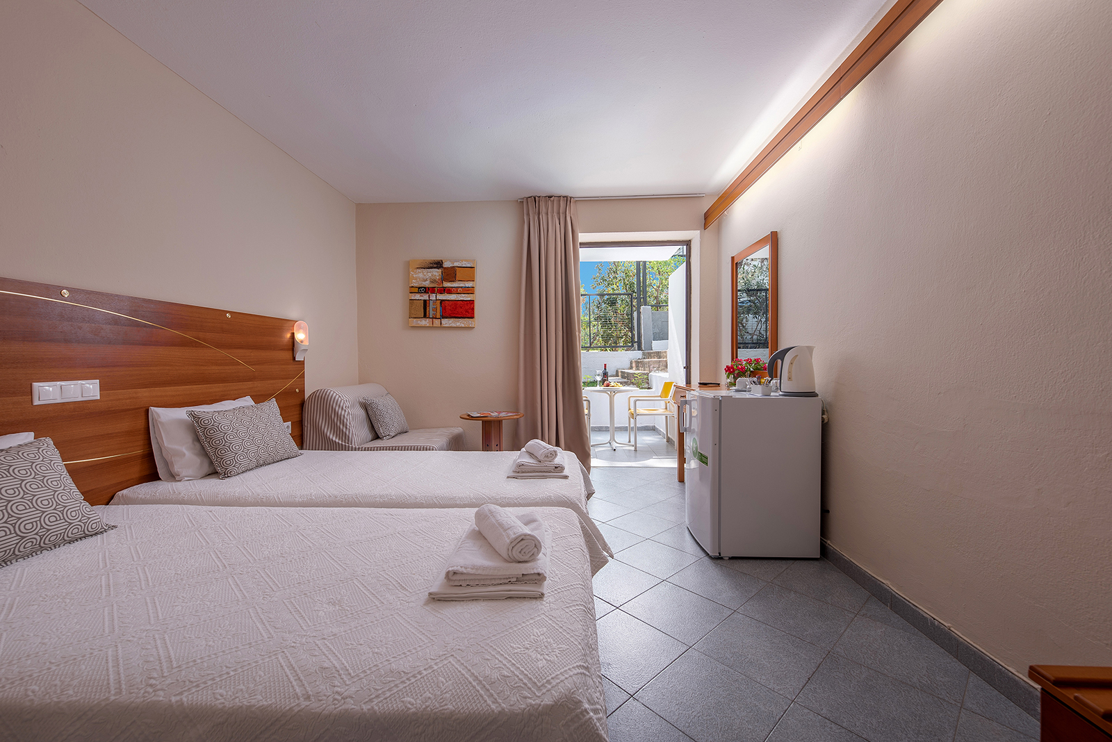 Dionysos Hotels & Studios ekonomi dvokrevetna soba.jpg