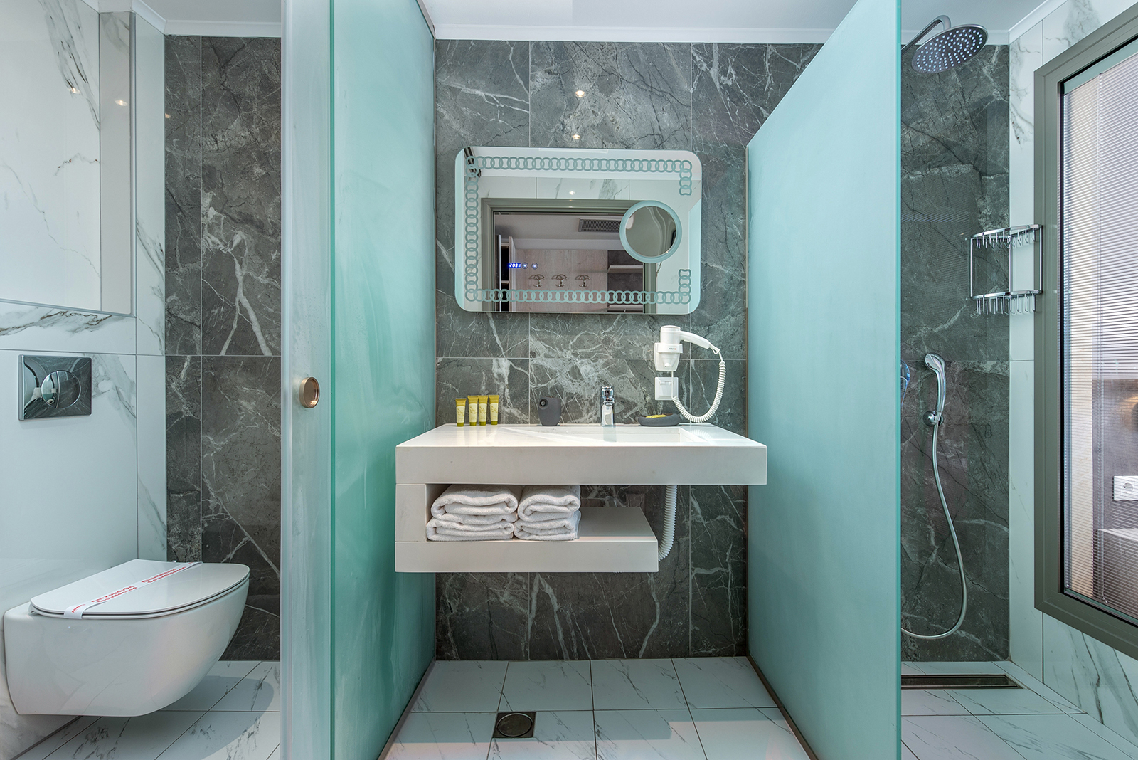 Dionysos Hotels & Studios kupatilo.jpg