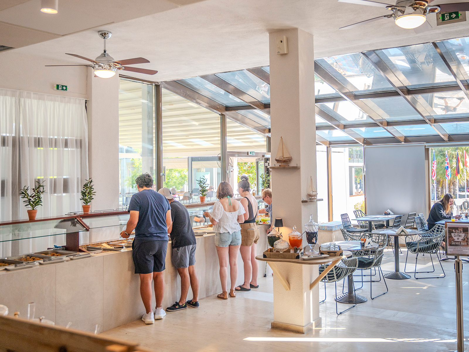 Dionysos Hotels & Studios restoran.jpg