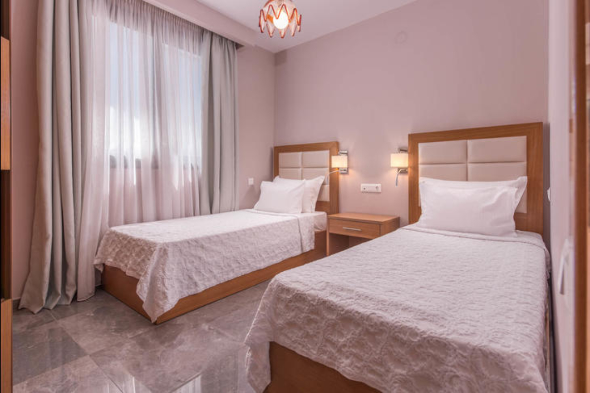 Dionysos Hotels & Studios spavaća soba apartmana (1).jpg