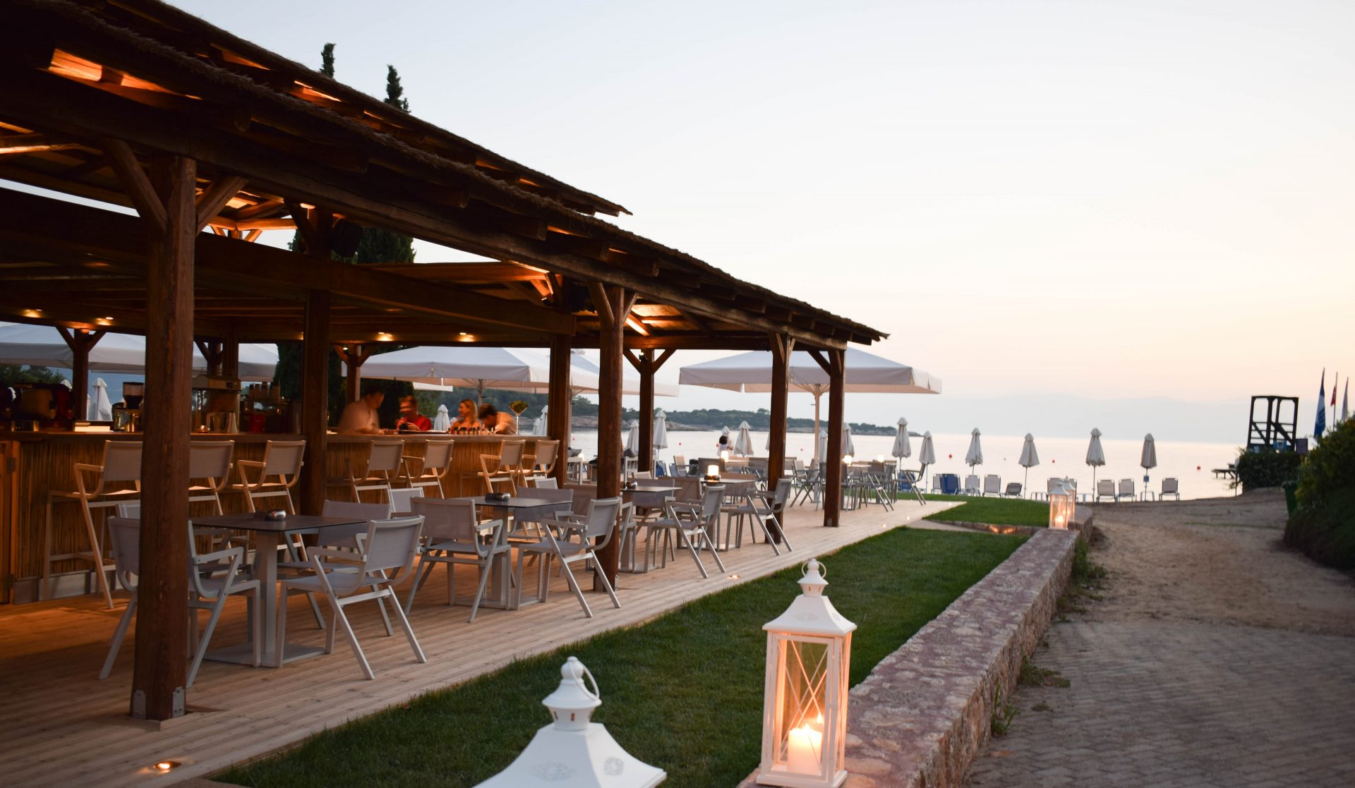 AKS Hinitsa Bay bar na plaži.jpg